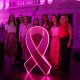 Gobierno Municipal ilumina Plaza de Armas en apoyo a la lucha contra el cáncer de mama