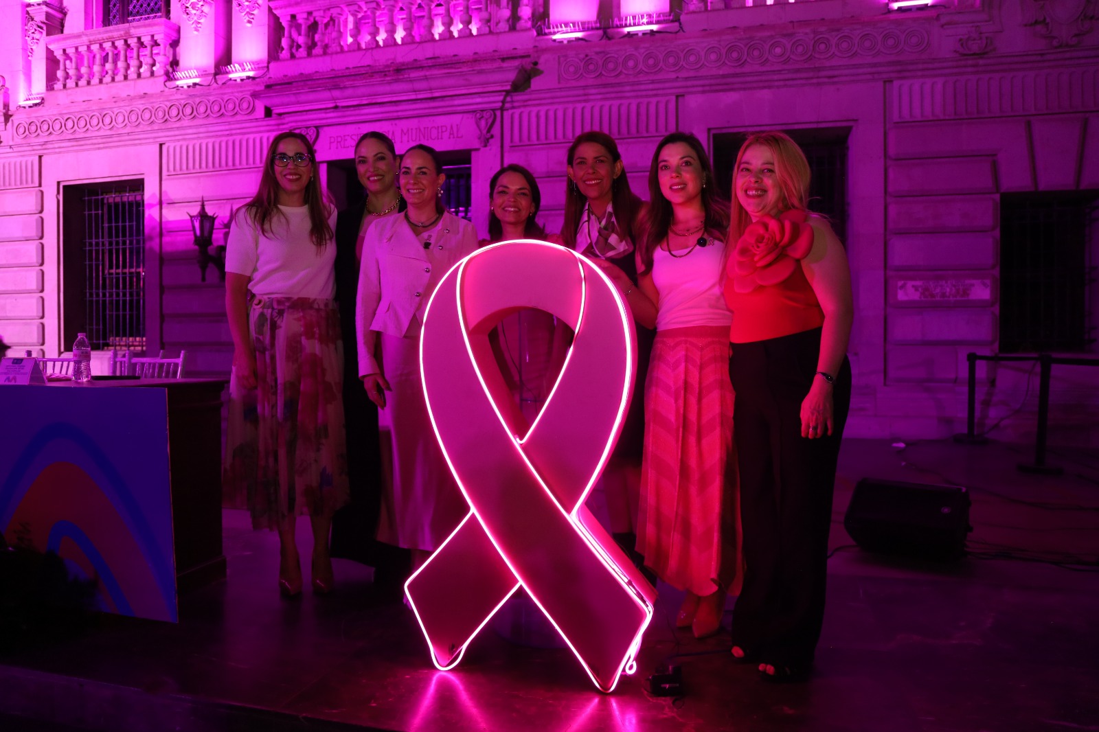 Gobierno Municipal ilumina Plaza de Armas en apoyo a la lucha contra el cáncer de mama
