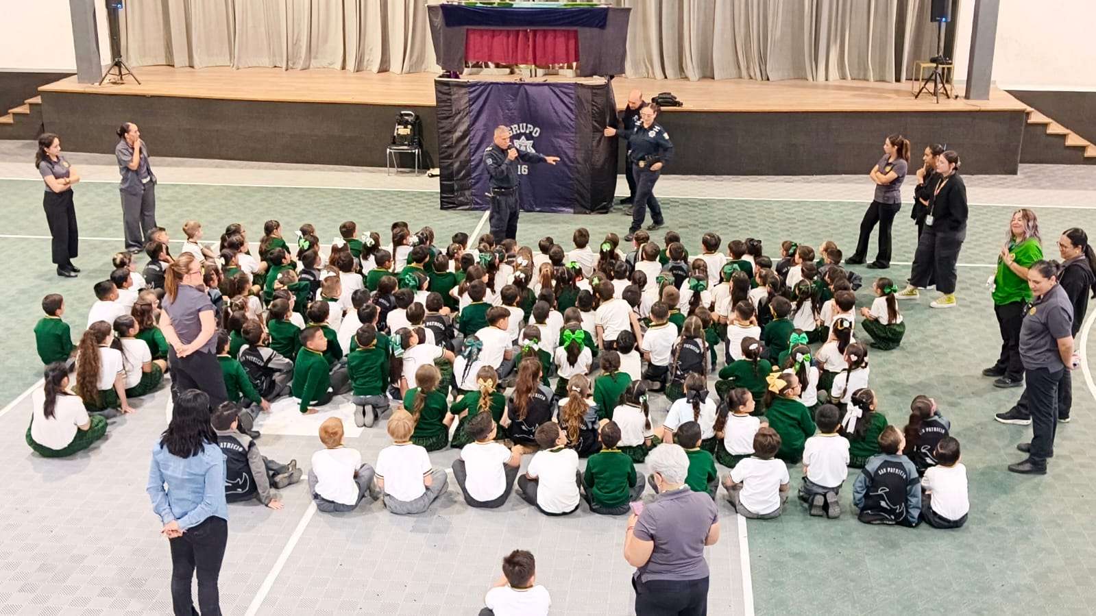 Imparten función de teatrino para enseñar prevención y seguridad a niñas