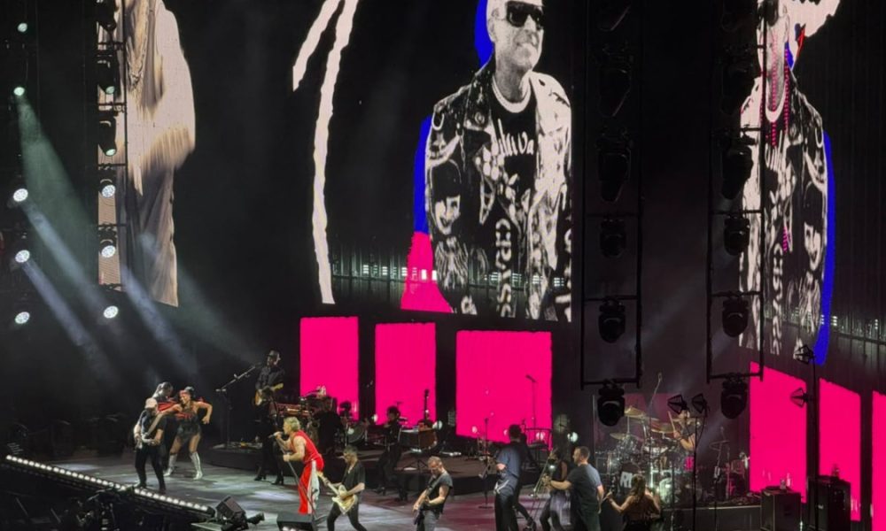 Robbie Williams y Omar Chaparro brillan en el Palacio de los Deportes