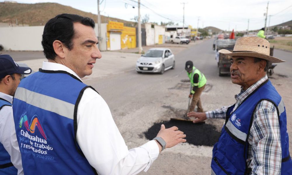 Intensifican bacheo en Chihuahua; alcalde supervisa labores en San Jorge