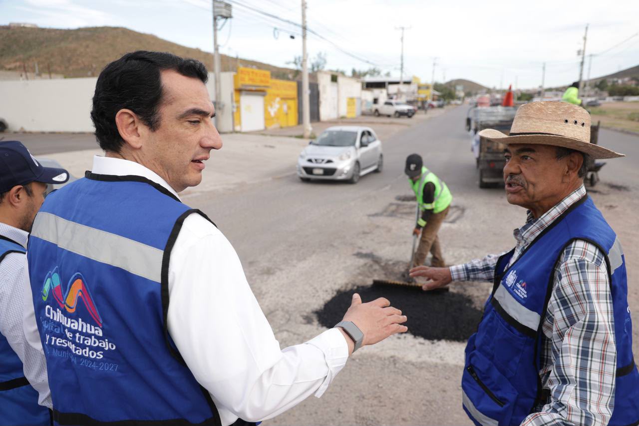 Intensifican bacheo en Chihuahua; alcalde supervisa labores en San Jorge