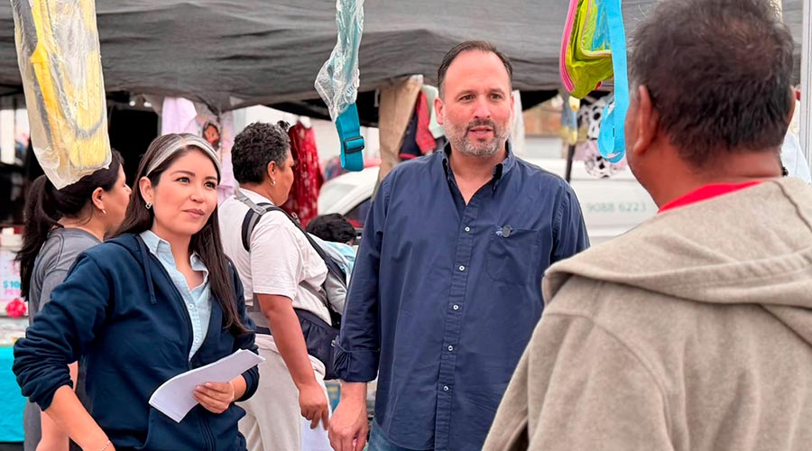 La China Frías y Santiago de la Peña visitan tianguis en la colonia Tarahumara