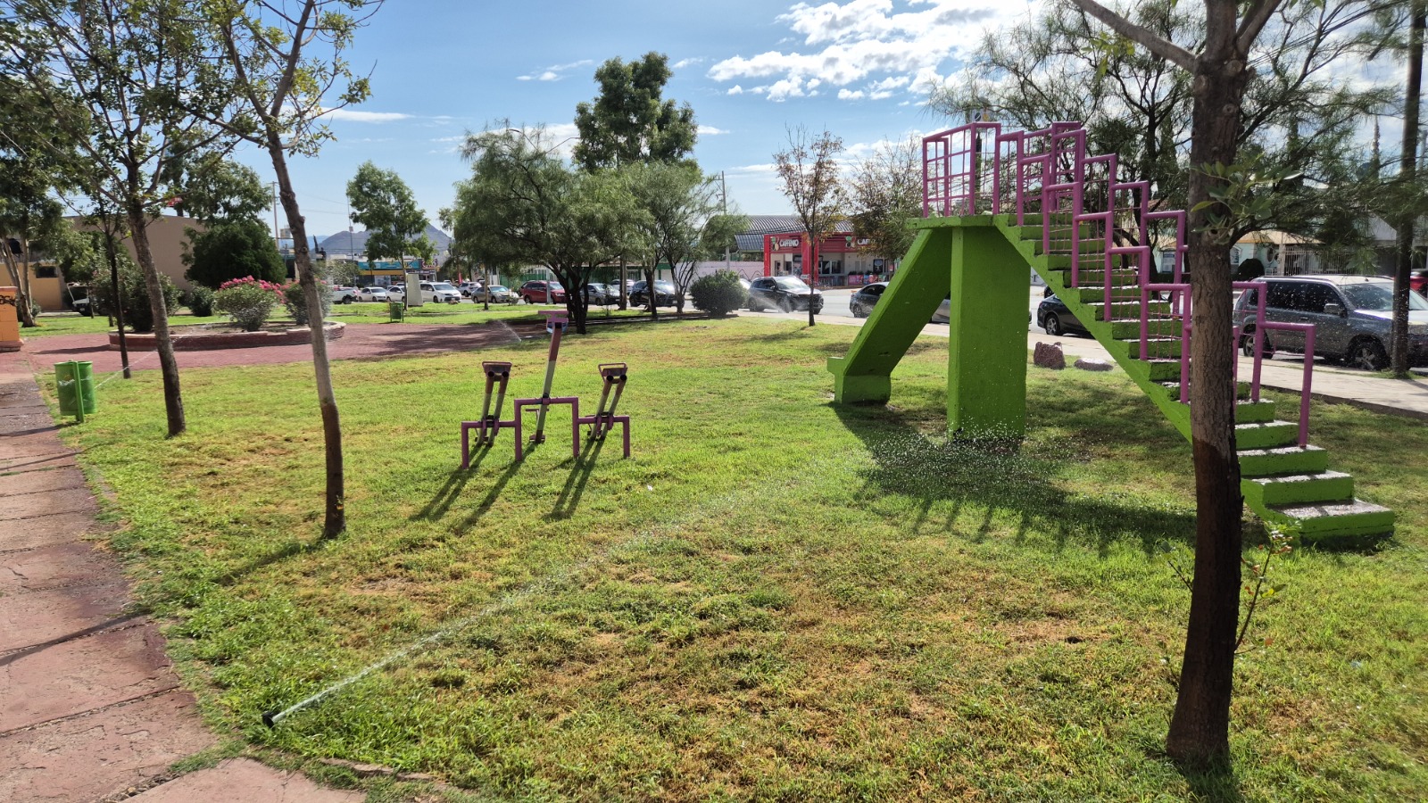 Rehabilitan sistemas de riego en parques de Chihuahua