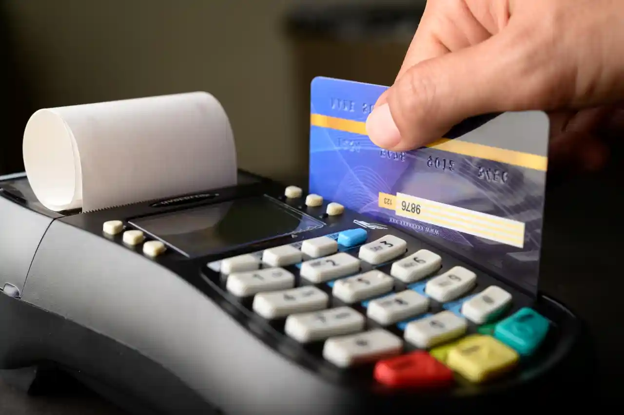 Reformas en pagos digitales beneficiarán a bancos, según Moody’s