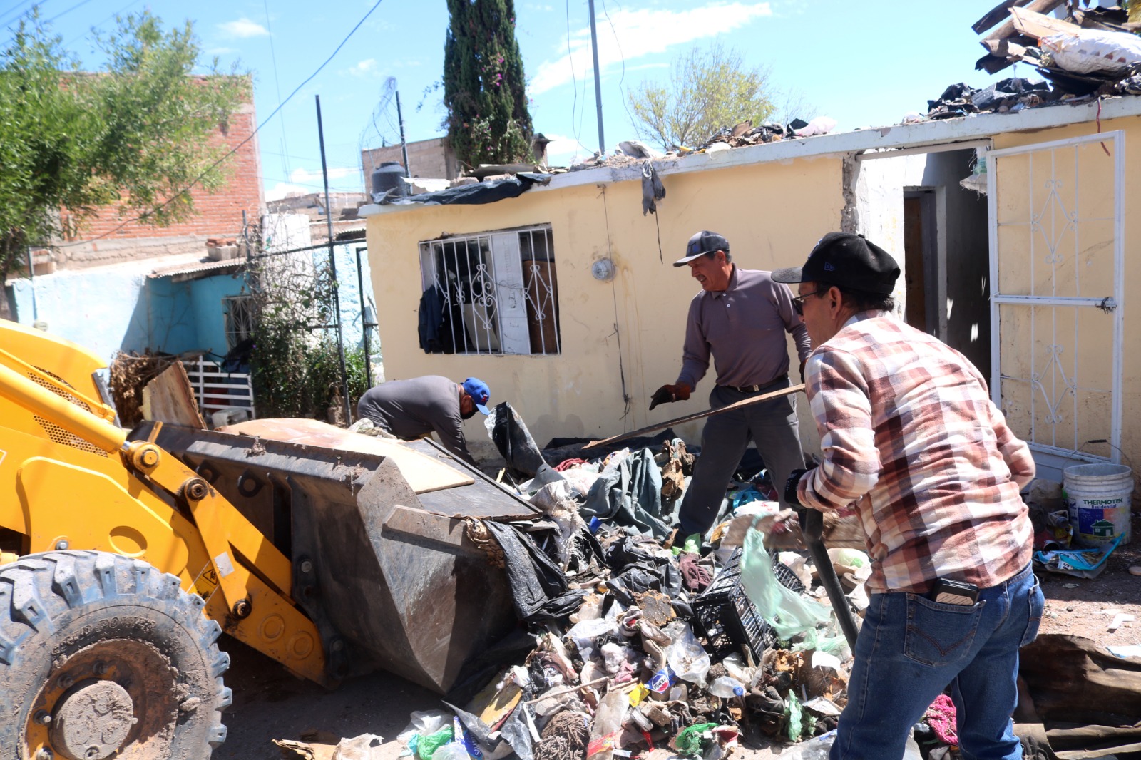 Retiran 49.5 toneladas de basura en vivienda de la colonia Villa
