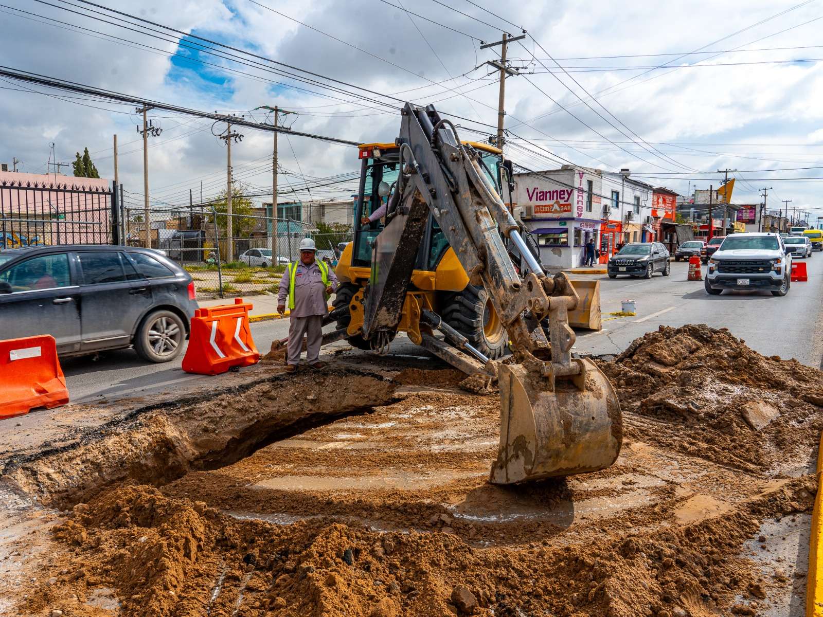 Reparan hundimiento en la Manuel J. Clouthier tras afectaciones por lluvia